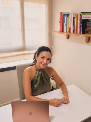 Sara Luque en su consulta